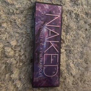 Urban decay ögonskuggspalett Ultraviolet - Sjukt snygga och unika färger. Använde bara kanske 3 färger och inte mycket. Köpt för ett tag sen