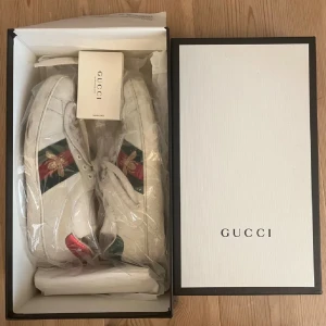 Gucci skor - ÄKTA!! Äkta Gucci skor. Sparsamt använda. Nypris är 8500kr säljer för 1800 då jag tappat bort kvittot💕💕💕