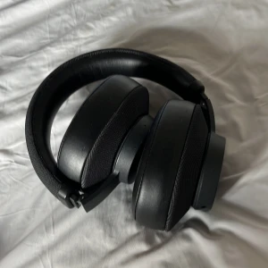 Urban ears pampas - Ett par väldigt sköna hörlurar med bra ljud 2 år gammla med en synlig skada