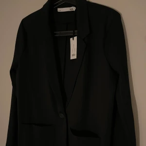 Blazer🩷 - Säljer denna fina blazer från Lager 157 då den inte kommer till användning hos mig, aldrig använt och prislappen sitter kvar så mycket bra skick🩷 Köparen står för frakt  Köpt för 300kr