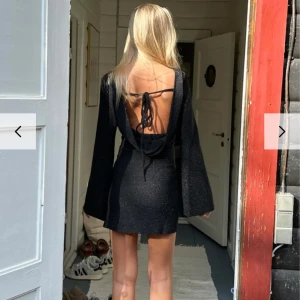 Design By Si klänning  - Verkligen en super snygg klänning som passar perfekt när man ska ut eller på middag! Säljs pågrund av att den inte kommer till användning 🩷 aldrig använd och inga defekter!🩷