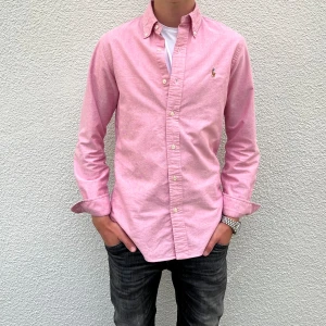 Ralph Lauren - Säljer en fet Ralph Lauren skjorta i storlek XS men sitter som S. Modellen på bilden är 180 och väger 63kg