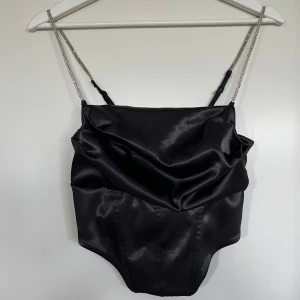 Satin topp - Superfin satintopp med glitterband, perfekt festtopp till sommaren. Toppen är helt oanvänd. 🖤