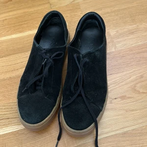 Svarta skor från cos - Bra skick men ser lite dammiga ut på bilderna… något som är bra att veta är att skosnöret på högra skon har gått sönder, men det är ju enkelt att byta ut. 