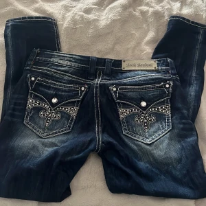 Rock revival jeans - Superfina och i jättebra skick. Säljer då de är för stora för mig och för att jag inte får användning av dem. Straight leg i storlek W30. Mer bilder vid förfrågan🥰 