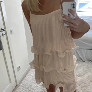 H&M volangklänning storlek xs - Rosa volangklänning från H&M, helt ny och aldrig använd i storlek xs 🩷🩷