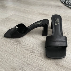 Svarta mules - Säljer dessa svarta Mules från Zara i storlek 40. 