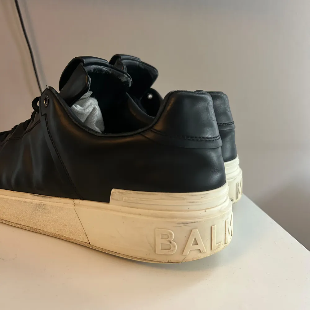 Hej, säljer dessa feta balmain sneakers som är i helt okej skick skulle säga runt 7-8/10, nypris är runt 4000-600, tveka inte att kontakta vid frågor och funderingar!. Skor.