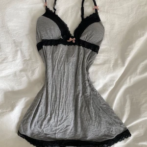 Nattlinne - Jättesött nattlinne med spetsdetaljer och rosetter, säljer då kuporna var för stora för mig🫶🏻Vadderade kupor som uppskattas vara S/M, jättefint skick.