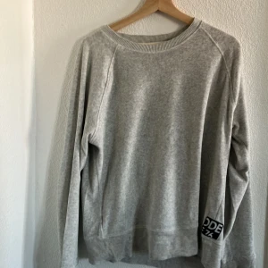 Mango frotté-tröja  - Långärmad frotté-tröjan från Mango. Fint skick, aningen tvättad men infinit skick. Väldigt tunn och inte överdrivet varm.  Specifikationslapp bortklippt.