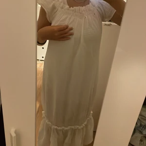 Säljer en vit lång klänning🤗 - Säljer en vit lång klänning! Den passar till 12-14 åringar, den är i strech🌸ja varnar att den syns igenom men det är för den är vit!🤗 men det går annars å ha shorts och en vit linne under🌸 du får klänningen i bra skick å nytvättad🤗❤️