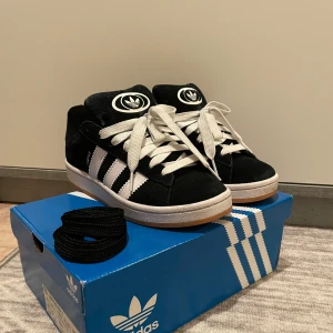 Adidas Campus 00 - Säljer mina adidas campus 00 i storlek 37 1/3 eftersom de inte kommer till någon användning. De är använda ett fåtal gånger och är i väldigt bra skick. Man får med sig ett helt nya svarta snören också. Tveka inte kontakta mig vid fler frågor elr bild
