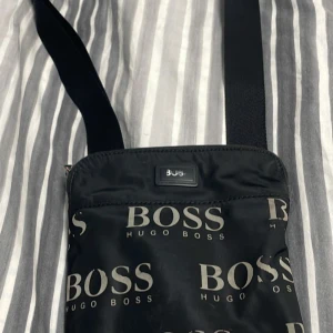 äkta hugo boss väska - säljer en äkta hugo boss väska, använd skick