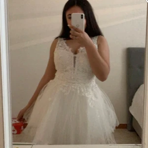 Vit klänning  - Sjukt snygg glittrig klänning, köpt i Södertälje, som passar perfekt att ha till fest, mottagning eller bröllop! (Nypris 899kr)