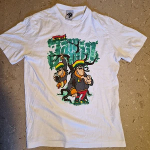 Vit T-shirt med cool design - En väldig cool tröja med två apor. Avbildningen glänser lite