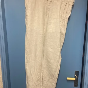 Linnebyxor  - Säljer ett par ljusa linnebyxor i storlek 40 (eu). Det är runt 30 i jeans storlek. I väldigt bra skick. Även lite tjockare material och inte de tunna hm materialet.