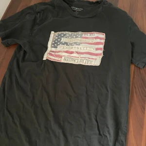 Polo Ralph lauren t shirt - Hej säljer polo Ralph lauren t shirt som är väldigt svåra att få tag på! Jättebra skick och pris kan diskuteras . Den kommer i färgen olivgrön 🫒 