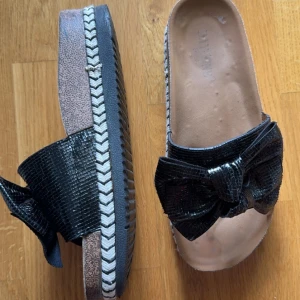 Sandaler - Bruna och svarta sandaler/tofflor köpta från Raglady. Säljes då de inte kommer till användning längre 🤍