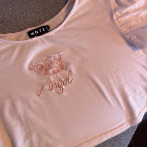 Rosa T-shirt - Kort T-shirt i fint skick🌸Slutsåld på hemsidan 