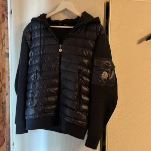 Moncler cardigan - Säljer en mycket fin och stilig Moncler cardigan. Inga defekter och kvitto finns. Kom dm för mer info