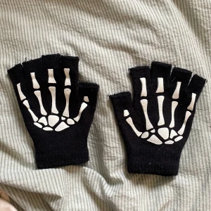 Skelettvantar  - Köpta här på plick🤘Skriv vid frågor 🫶