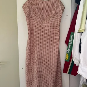 Vintage Armani klänning  - Syns att den är några år då de finns ett litet hål längst ner, specialsydd men skulle säga S till liten M 