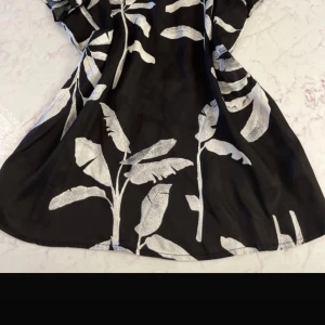 Svart Blus - Använd tre gånger. Bra och fint skick. 