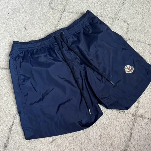 Moncler shorts/badbyxor - Säljer mina Moncler shorts/badbyxor. Har endast användt dem som shorts så aldrig utan något under. Riktigt skönt material och luftiga. Passar även storlek M. Säljer då de tyvärr inte passar längre. Har tags kvar!! Skriv vid intresse.