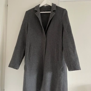 Grå Zara kappa Ny  - Nyskick inget att anmärka på! Oanvänd  Normal i storlek - bekväm storlek över axlarna 