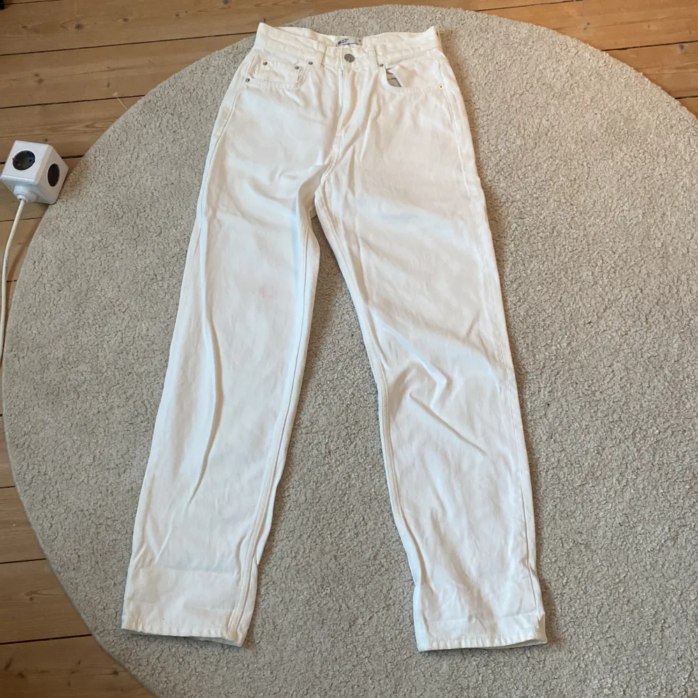 Vita högmidjade jeans från Gina som inte passar längre. Super fina och använt 1-2 gånger. Långa i benen.. Jeans & Byxor.