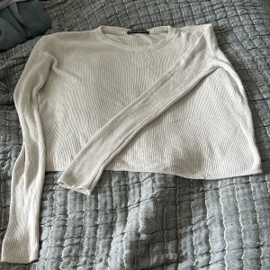 Ljusgrå tunn stickad tröja - Ljusgrå stickad tröja från brandy Melville, köpt för länge sedan men väl omhändertagen.