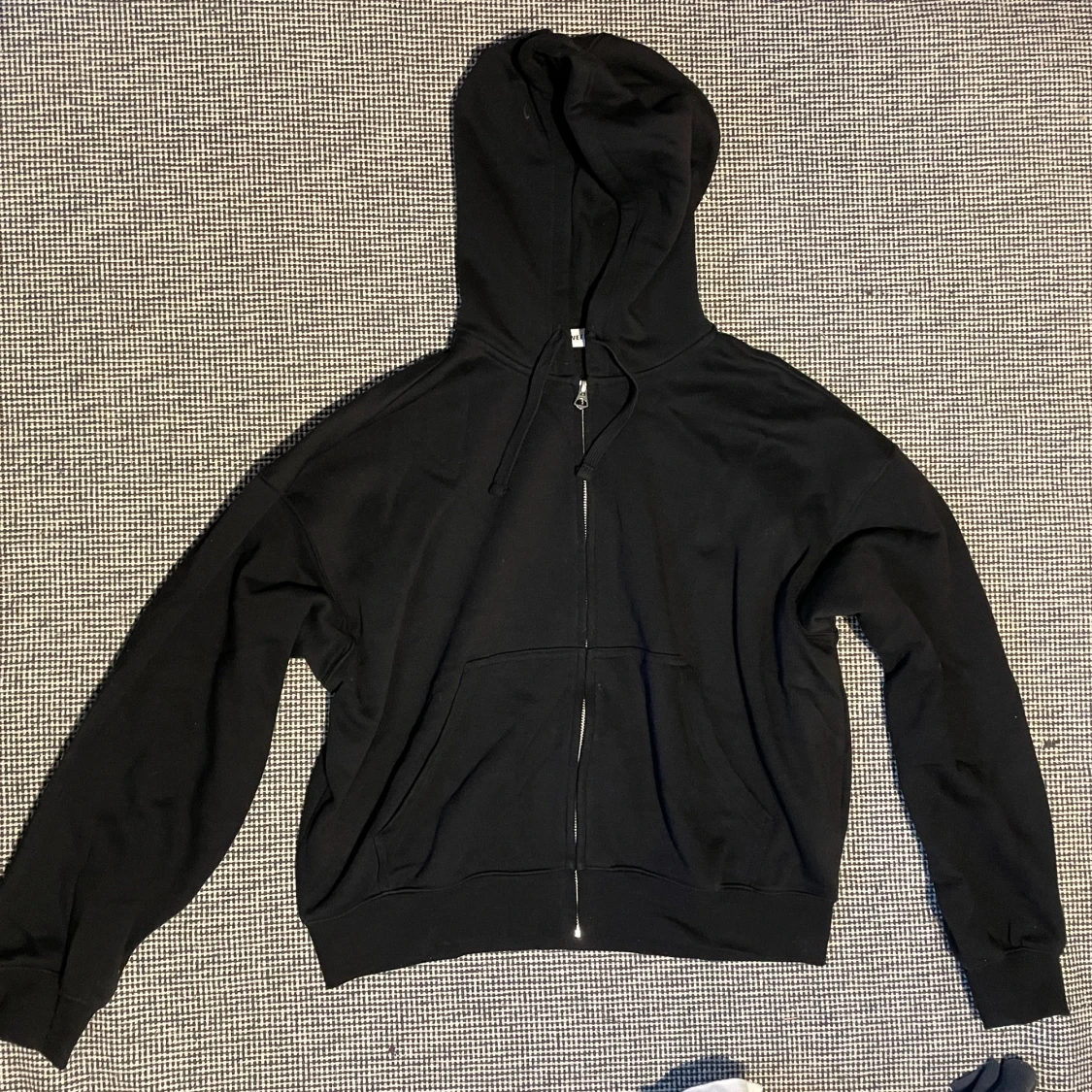 Weekday - svart huvtröja med dragkedja