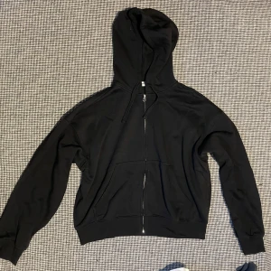 Weekday - svart huvtröja med dragkedja - Boxy fit  Storlek small Använd en gång/som ny