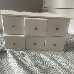 Förvaringslådor - Mini byrå i vitt trä! Perfekt för små saker