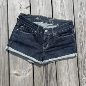 Levis LowWaist JeansShorts - Mycket bra skick🥰Kolla gärna in våra andra varor också🤩 Midjemått: 76 (stretchigt material) Ytterbenmått: 24