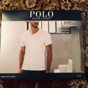 polo t shirts - 3-pack ralph lauren polo v-necks i storlek S slim fit, knappt använda och som nya utan några fel. Dm för frågor!