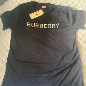 Burberry t shirt  - Helt ny men passa inte mig så säljer den som ny  St: S