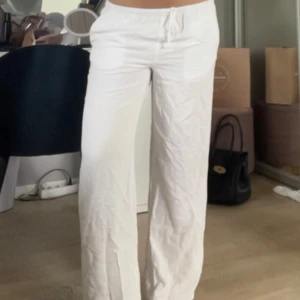 Linnebyxor Gina Tricot - Linnebyxor från Gina Tricot. Använda fåtal gånger. Passar mig som brukar ha storlek 38/M och är 170. Liten svart fläck längst ner på ens benet, annars inga fläckar. Lågmidjade.