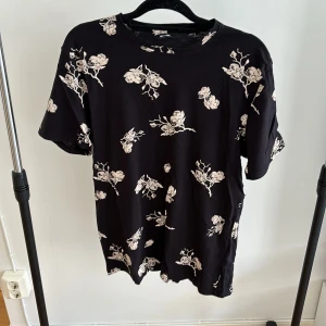 T-shirt från only & sons - Svart thsirt med motiv från only & sons i stl L  Andvänd fåtal ggr