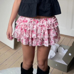 Rosa Volangkjol - Volangkjol med inbyggda shorts som ej kommit till användning för att den var för liten för mig. Köpte den här på Plick 💕
