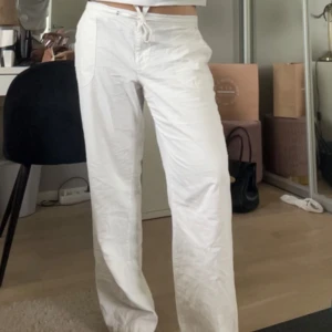Linnebyxor bonprix - Knappt använda linnebyxor från bonprix. Passar mig som brukar ha 38/M i jeans men passar större storlek också. Inga tydliga fläckar men lite mörkare längst ner (kan skicka bild). Jag är 170. Lågmidjade.