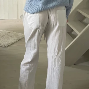 Linnebyxor (vita) - Jättefina Linnebyxor (vita) som är nya (tvättad 1 gång) i storlek XS/S. Även fickor där bak. Säljer pga att jag köpt ett par nya.🦋 Lite skrynklig på bilden men det går att stryka bort