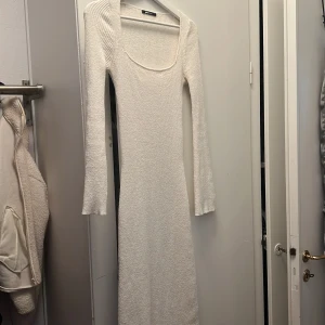 Vit ribbstickad klänning  - Ribbad klänning från Gina tricot i strl M