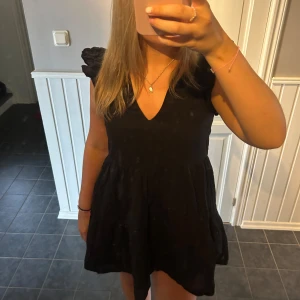 Klänning  - Jättesöt klänning ifrån H&M använd en gång! Dubbeltyg så absolut inte genomskinlig.