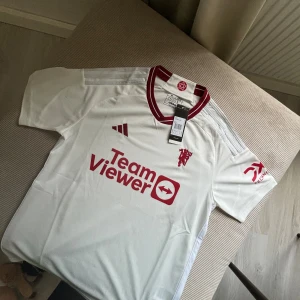 Tshirt - Köpte den till min kille men den kom aldrig till användning därav säljs den. Tillkommer prislapp på den.