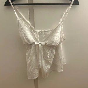 Vit linne  - Säljer detta fina spets linne i storlek xs❤️