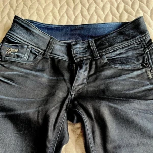 Lågmidjade jeans!  - G-star jeans 👖💙 De är en äldre modell men jeansen är i fint skick! De är tyvärr inte bootcut om man hade sökt efter det men kollat ändå intresset ifall man skulle vilja ha de som de är eller sy de till bootcut❤️