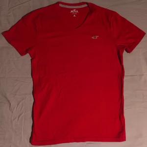 Röd Hollister T-shirt Storlek XS - Plagget är i fint skick, kontakta mig vid frågor!🌻  /Janne