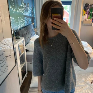 Superfin stickad tröja!💕 - Jättefin stickad i fint skick! Knappt använd. Jättebra till både kalla sommarkvällar och under vintern💗