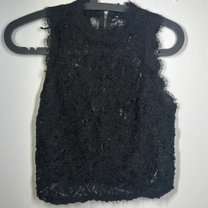 Svart topp  - Använd ca 2 gånger, väldigt fint skick. 